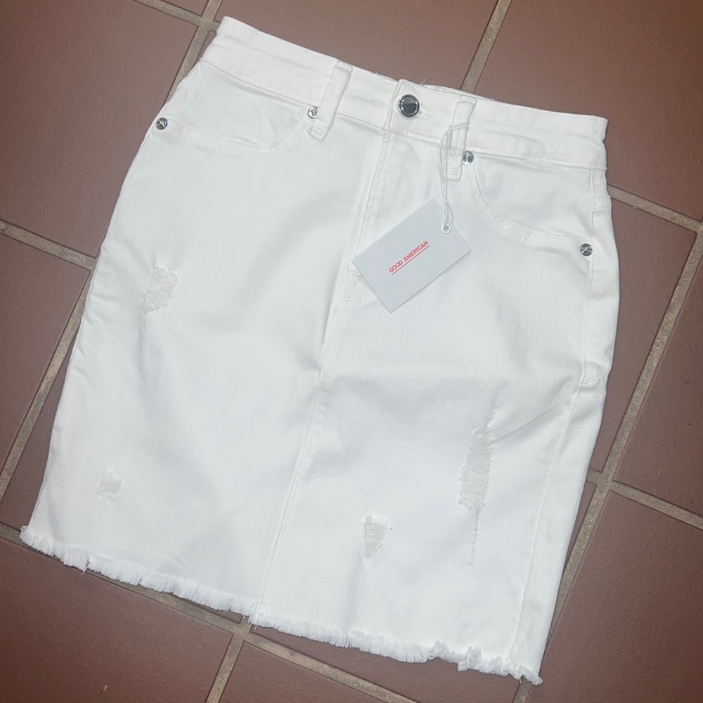 Good American white denim skirt size 0 / 25 NWT stretchy frayed
